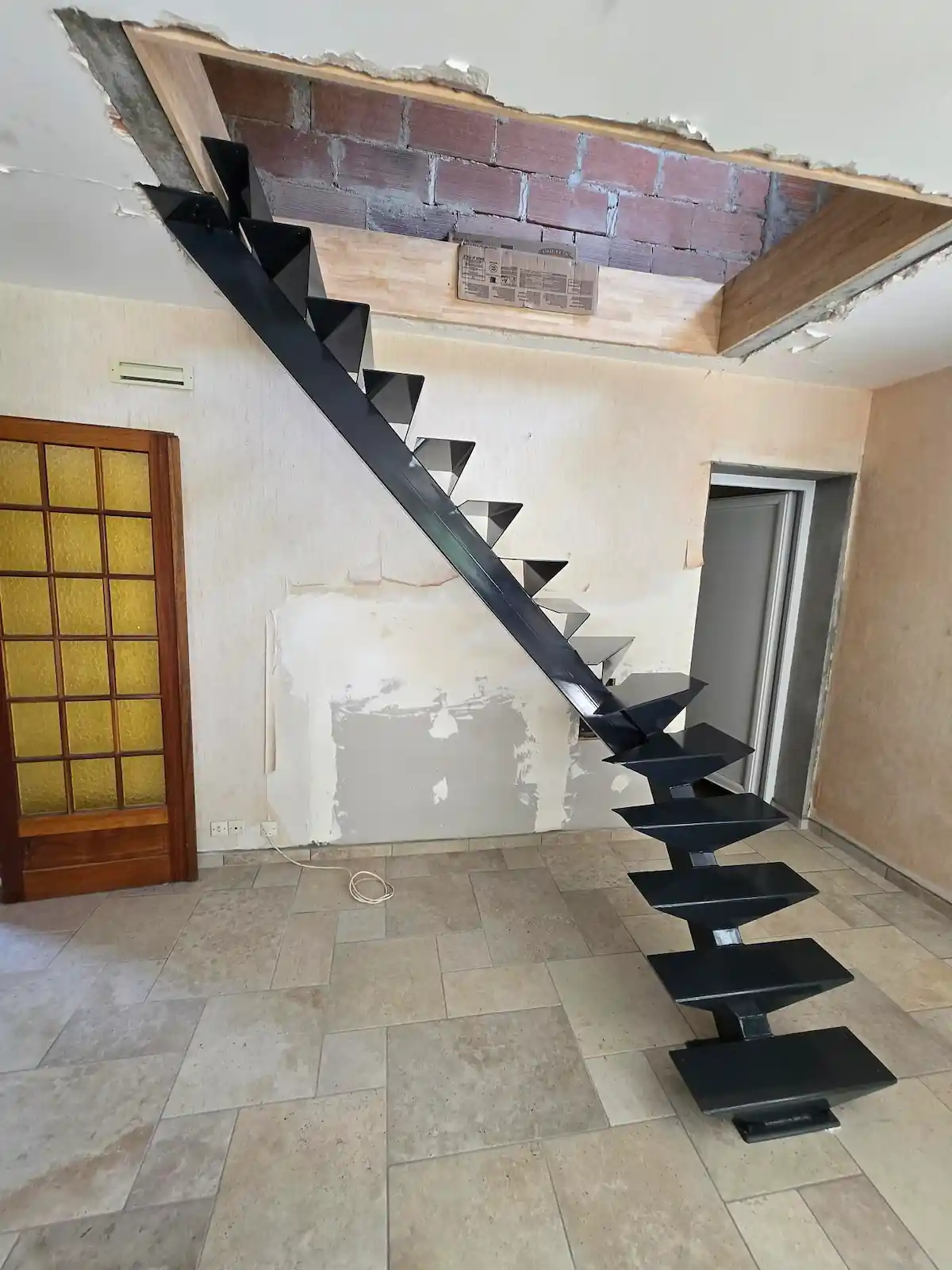 Escalier limon central brut GMC24 à Neuvic