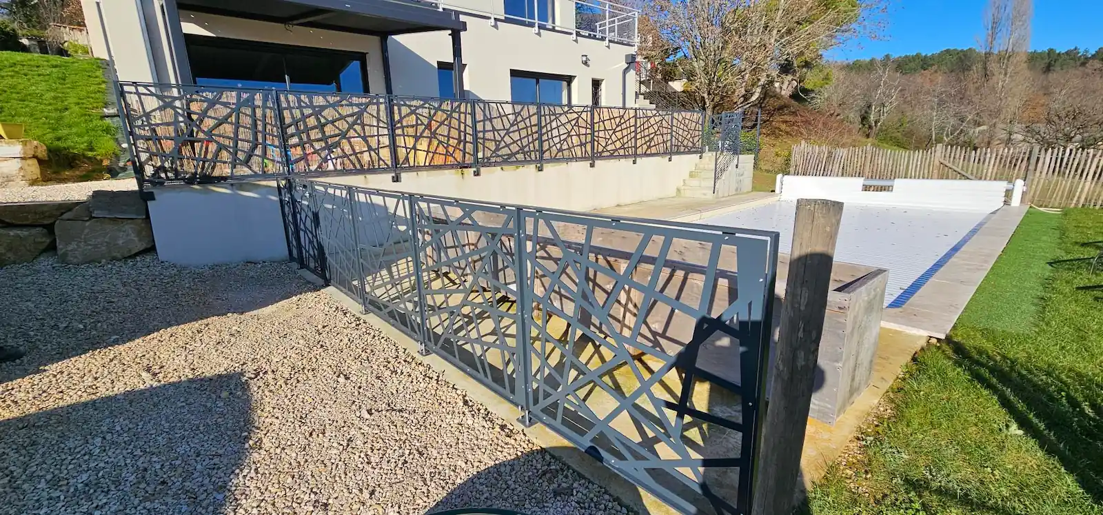 Garde-corps design piscine GMC24 à Bergerac
