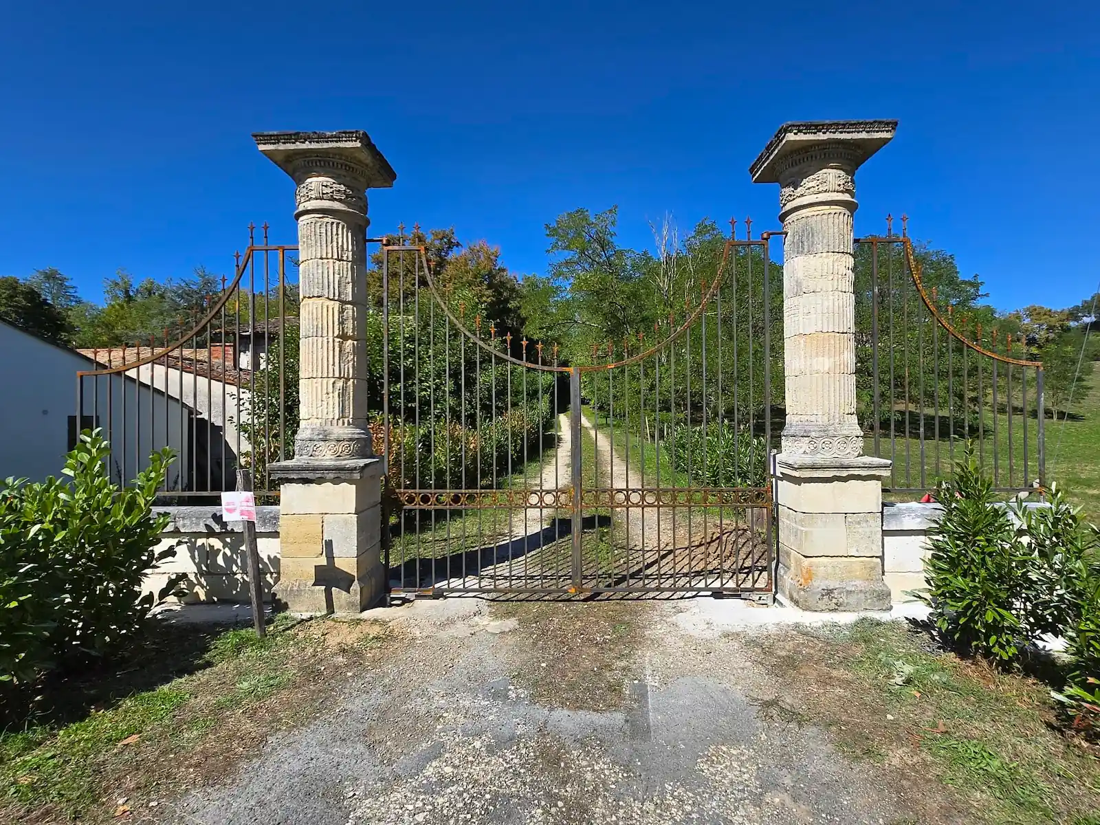 Portail fer forgé colonnes antiques GMC24 au Pizou